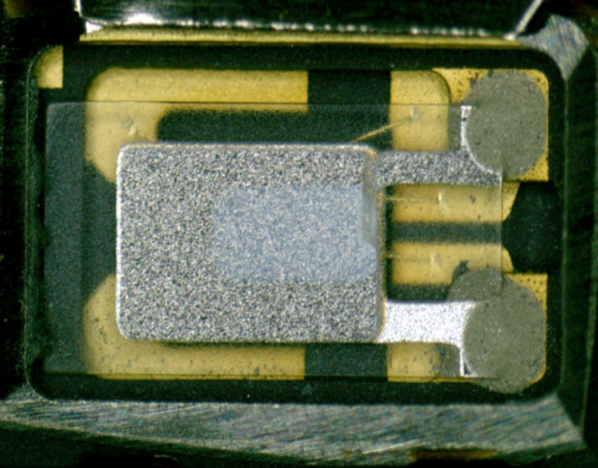 无源晶振(Crystal Resonator)内部有电容吗？